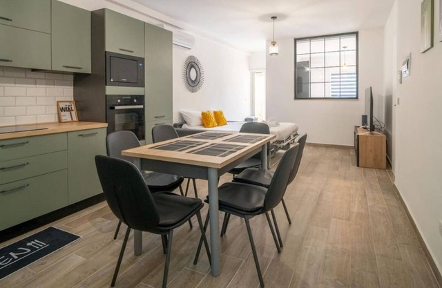 Cozy 2BR home with Balcony & WIFI in Central Msida
