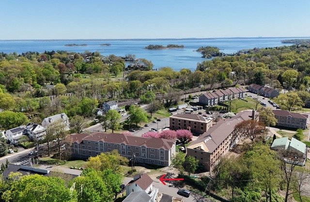 Cozy 2br retreat in charming Greenwich. Walk to restaurants & beach!