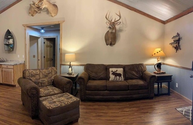 Cozy 3-bedroom, 2 bath cabin in charming neighborhood near Sardis Lake, Como, MS