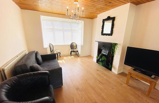 Cozy 3BD Retreat in London