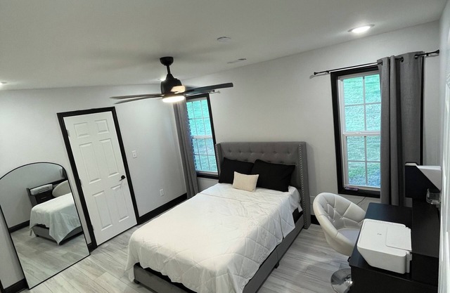 Cozy 3bed 2bath house on half ac of land mins from game time at the grounds