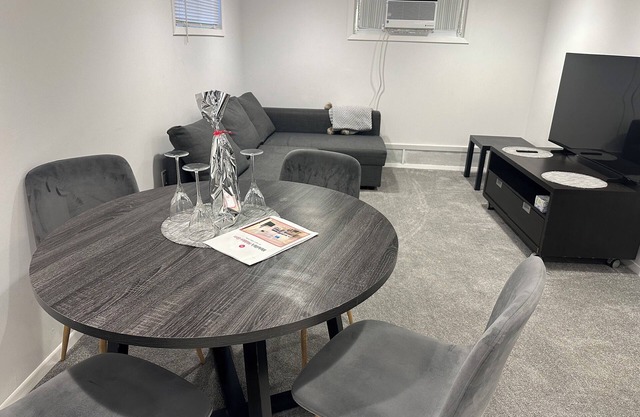 Cozy 3BR Getaway with Parking & Full Kitchen @ Melville