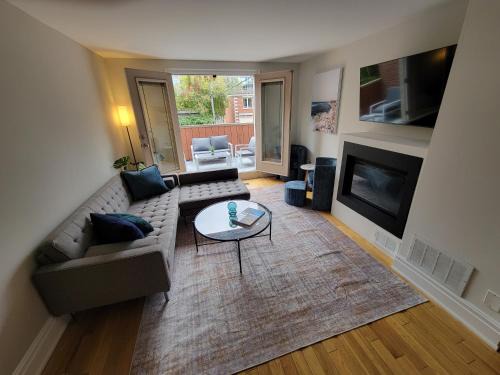 Cozy 3BR Retreat with Dedicated Work table and Parking