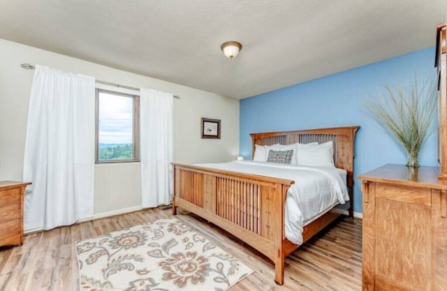 Cozy 3BR Townhome-short walk to stadium & hospital