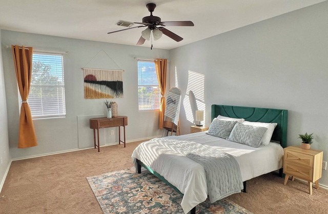 Cozy 4-bedroom house in northeast Austin-sleeps 12 guests