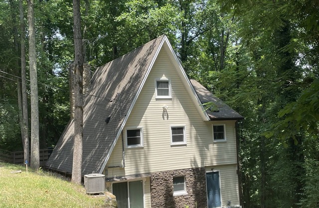 Cozy 4BR 3.5B cabin w/in walking distance to Hurricane Marina and Floating Mill