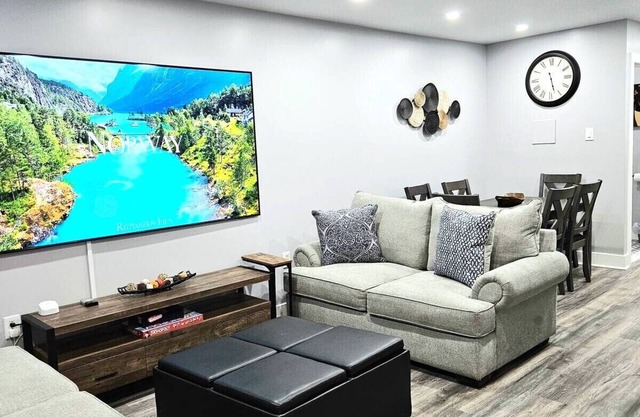 Cozy 5BR Home, City Center, Live! Casino, Hot tub with city View