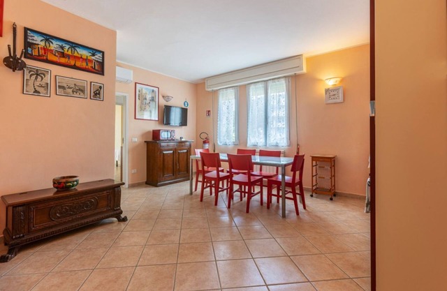 Cozy 60 sqm apartment with balcony, which can comfortably accommodate up to 4 people, located on the second floor (with lift NOT suitable for disabled people) of a renovated modern building. The property enjoys a privileged position in "Lido degli Estens