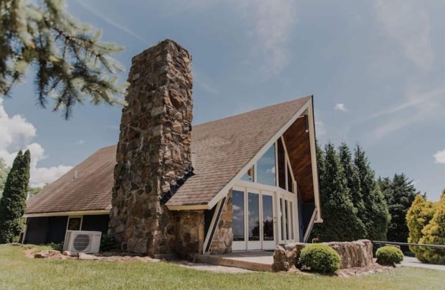 Cozy A-frame in North Georgia mountains with NEW hot tub