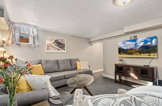 Cozy Abode on Mountain Ave – Walk to Old Town!