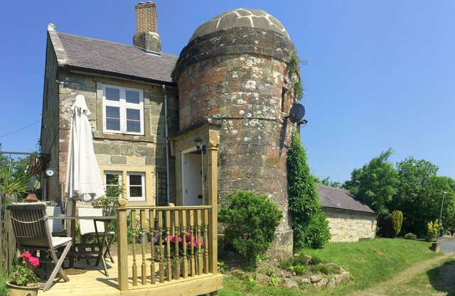 Cozy accommodation in a Listed building with log burners close to Battle