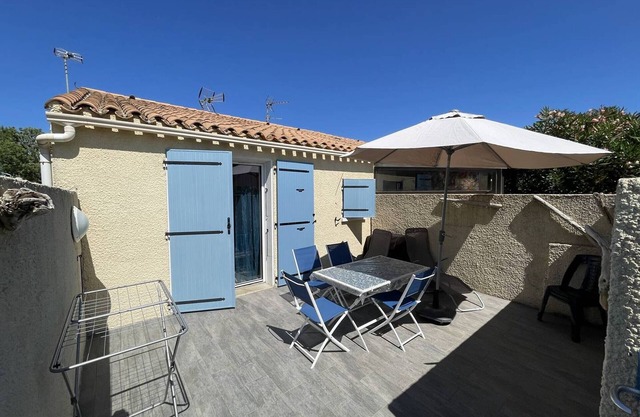 Cozy Air-Conditioned Villa with Terrace, Close to Beach and Shops, Pet-Friendly, Parking Included