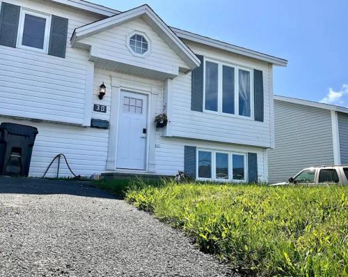 Cozy Airport Heights Stay, 3 minutes to Airport
