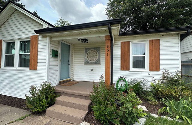 Cozy and charming 2-bedroom house in Norman with EV charger. Close to downtown.