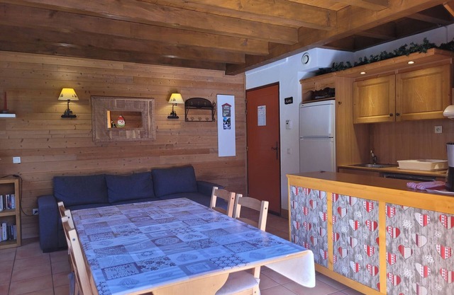 Cozy and Charming Half-Chalet for 6 with South-Facing Terrace