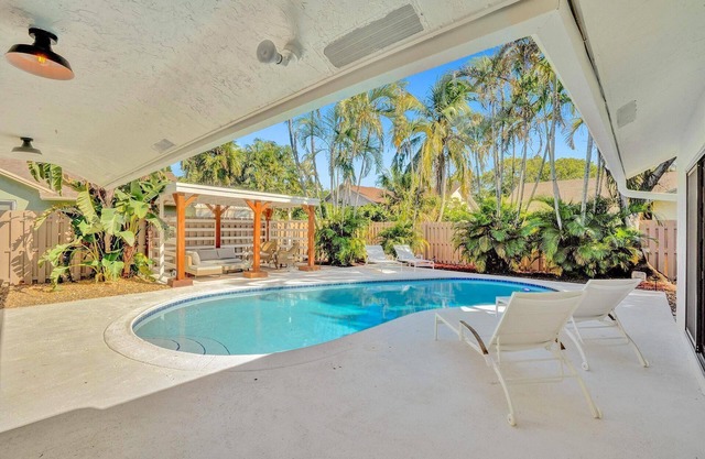 Cozy and comfortable pool house!