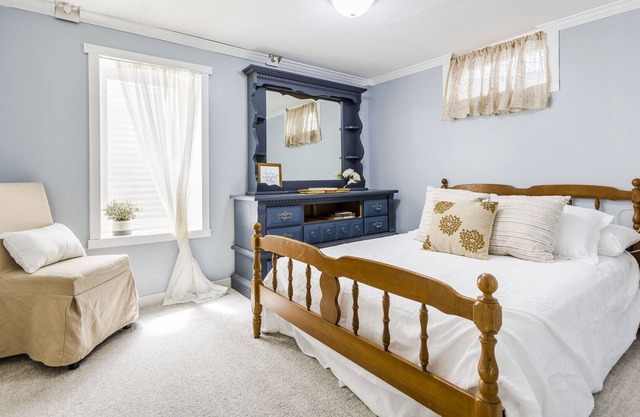 Cozy and cute! Quick access to Manhattan Amenities
