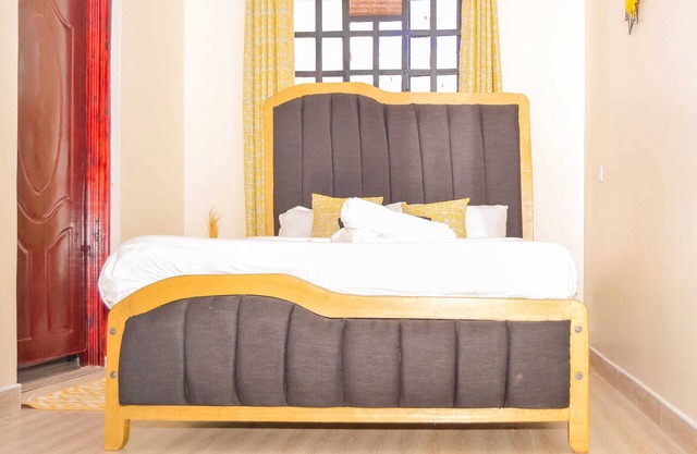 Cozy and Fully furnished apartment, with stunning views of the lakeside.n