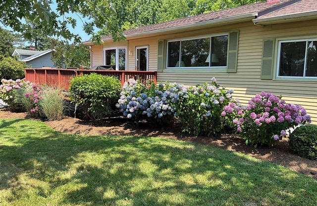 Cozy and modern Bayfront home with.large kitchen, private pier and hispeed WiFi