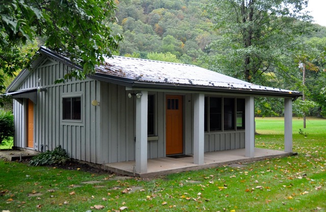 Cozy and relaxing, Modern Creekside, Trailside, Waterfront Cottage, fiber Wifi