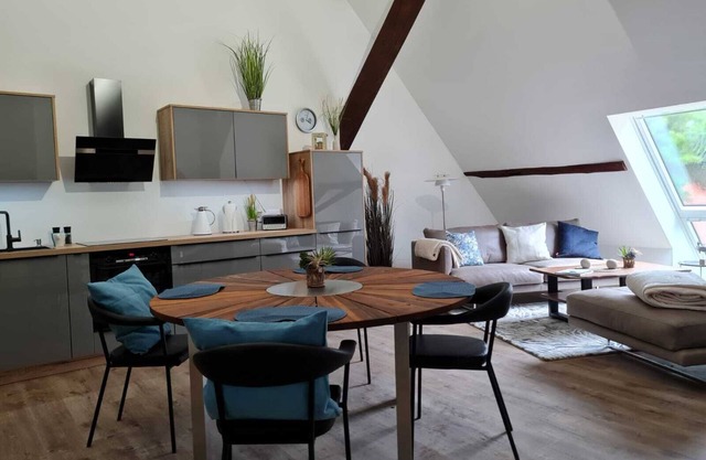 Cozy apartment for 1-2 persons. The approx. 60m&sup2; large and very chic 2-room apartment for 1 to 2 persons is located on the Ahrenshof in the heart of Bad Zwischenahn.