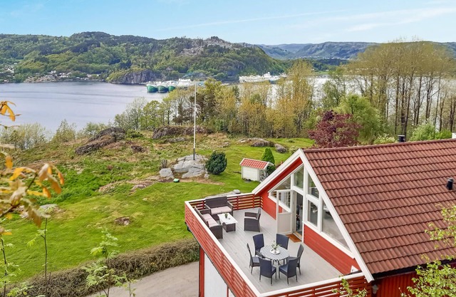 Cozy apartment in Lyngdal with WiFi