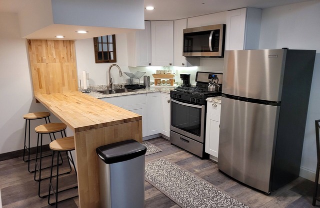 Cozy apartment in quaint Ridge with AC, WiFi