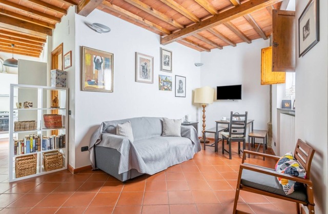 Cozy apartment of about 40 sqm, for 4 people, located on the ground floor of a renovated building. The accommodation is located in the main square of Settignano (hamlet of Florence), a small hillside village just 8 km from the center of Florence. Settign