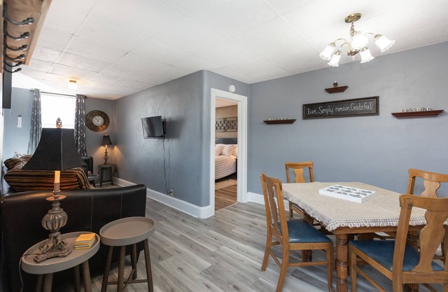 Cozy Apartment with Deck 1 Min. from Mississippi River & National Eagle Center.