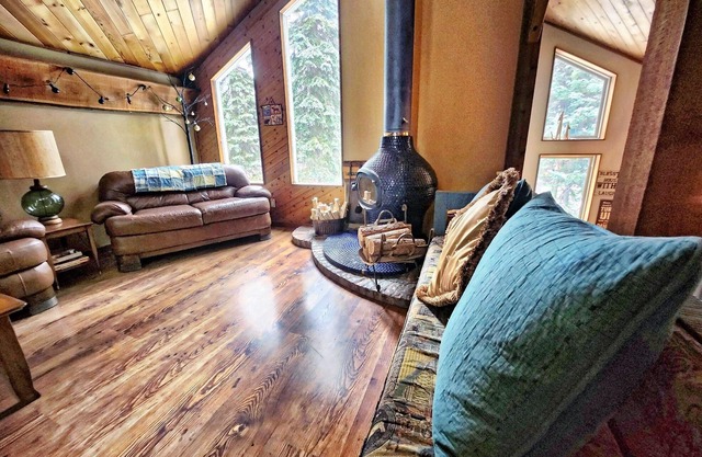 Cozy APEX Cabin 4 bedrooms- 8 beds - 5 min walk to village. 35 min to Penticton