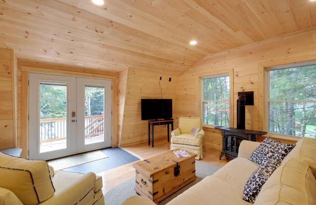 Cozy Apt w/Deck, ~ 5 Miles to Acadia Nat'l Park!