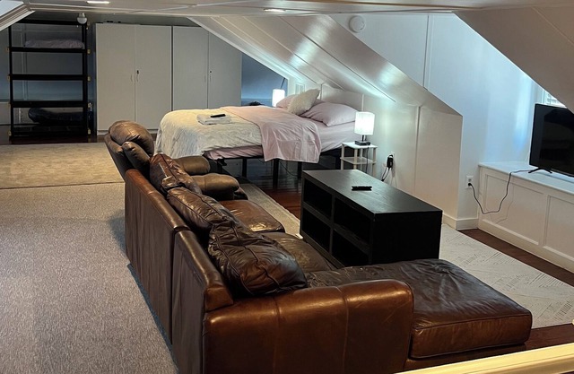 Cozy Attic! With adjustable office space and ergonomic king size bed.