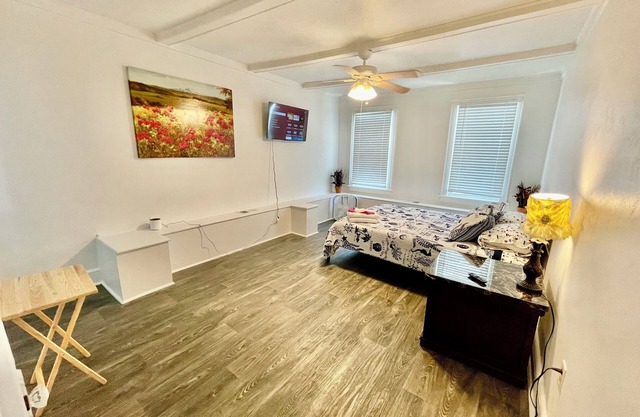 Cozy Beachfront Apartment! 2 bedroom/1 bath, in peaceful East Beach