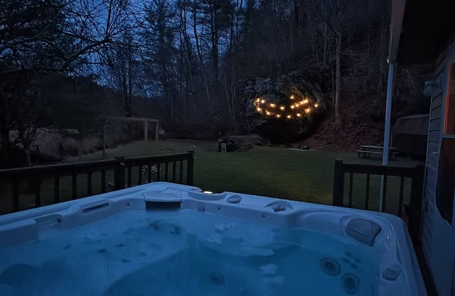 Cozy Bear Rock Cottage with hot tub