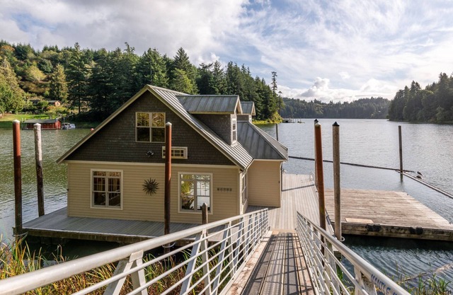 Cozy Boathouse On The Lake W/Spacious Dock. Boat access only