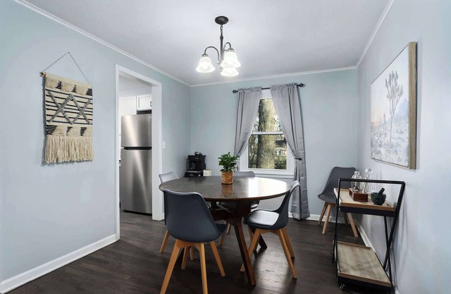 Cozy Bungalow 3 BR+King Beds Mins to DT KC