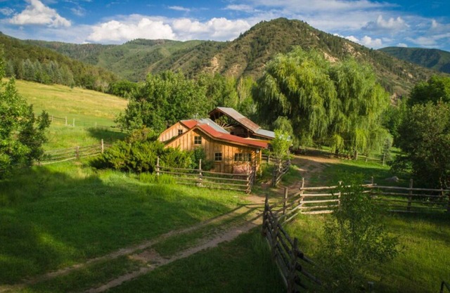 Cozy Bunkhouse and Creekside Sauna Cabin next to the National Forest.