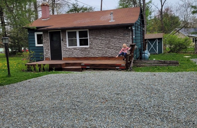 Cozy cabin at Promised Land State Park. Pet-Friendly.