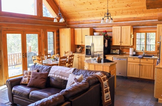 Cozy Cabin- Hot Tub - Game Room- Sauna!