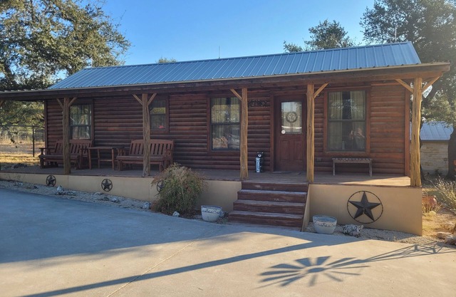 Cozy cabin in beautiful Bulverde Texas with AC, WiFi