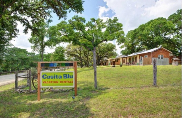 Cozy cabin in charming Ingram with AC, WiFi~Guadalupe River
