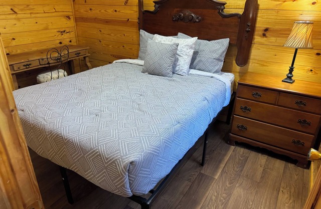 Cozy cabin in delightful Azle with WiFi, AC
