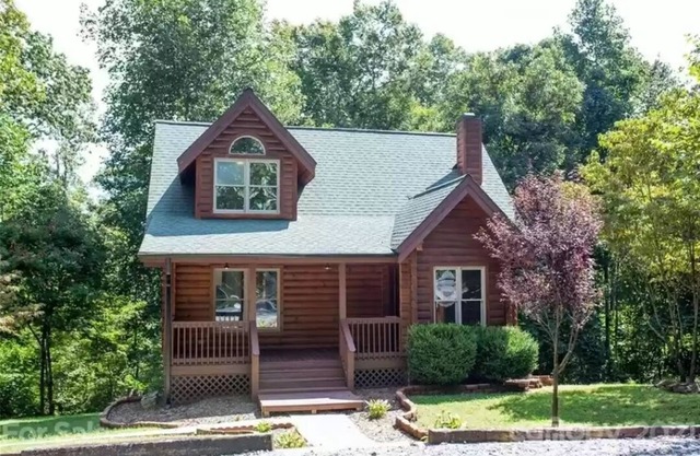 Cozy cabin in private gated community with Hot Tub!