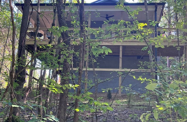 Cozy cabin in serene Scottsville with WiFi, AC, Wrap around porch