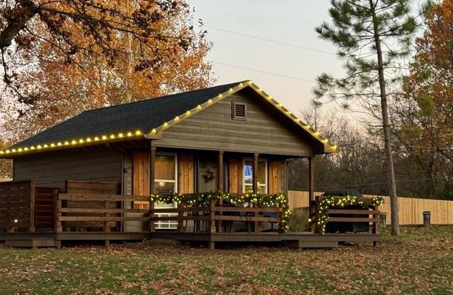 Cozy Cabin in wooded setting WITH HOT TUB