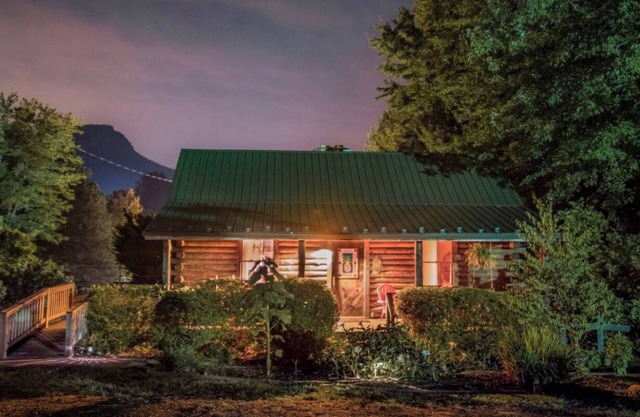 Cozy cabin less than five minutes from park gates