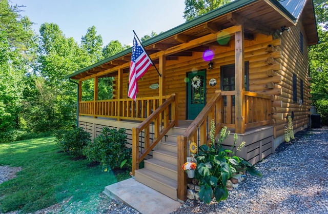 Cozy Cabin Minutes to Helen and best hiking trails in the area! Pet Friendly!