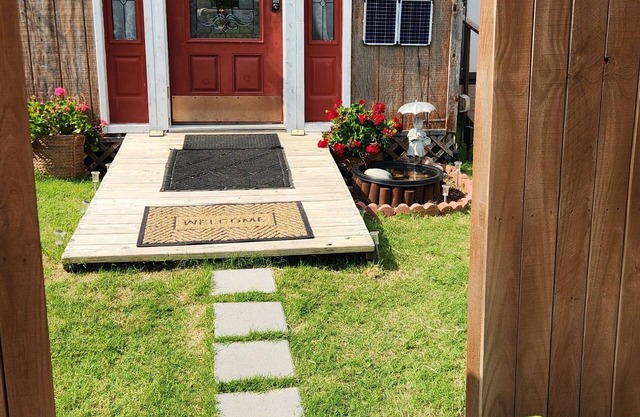 Cozy cabin on a working horse rescue with WiFi, HVAC, plumbed outhouse, shower