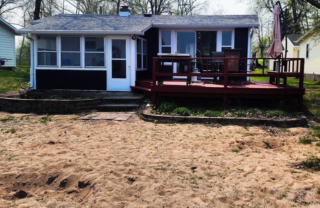 Cozy cabin on Little McDonald with amazing walk out beach!