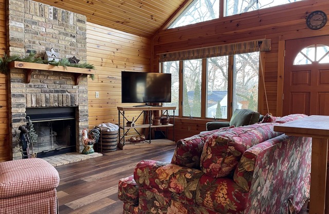 Cozy cabin one block from lake, private beach and close to hiking/biking trails